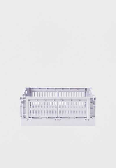 Λευκό πλαστικό αναδιπλούμενο κουτί με κάθετες σχισμές στα πλαϊνά, εμφανίζεται άδειο σε απλό λευκό φόντο.