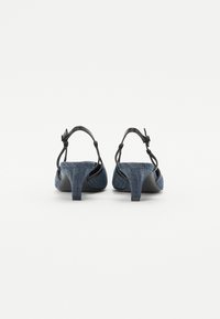 Τζιν παπούτσια slingback με χαμηλό, τετράγωνο τακούνι; σκούρο μπλε υφασμάτινη υφή; μαύρη ρυθμιζόμενη ζώνη; ανοιχτό σχέδιο πίσω.