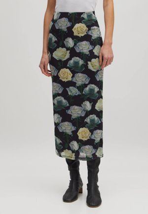 Floral Midi-Rock mit schwarzem Hintergrund und großen weißen und gelben Rosenmustern. Hergestellt aus leichtem Stoff mit schlanker Silhouette.