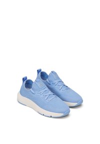 Sneaker in maglia azzurro chiaro con tomaia testurizzata, chiusura con lacci, linguetta sul tallone e suola bianca imbottita.