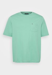 ESSENTIAL SOLID POCKET TEE - T-shirts - fort green