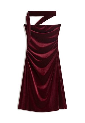 Haljina bez rukava, s jednim ramenom, od burgundske baršuna s drapiranim materijalom i asimetričnim dekolteom.