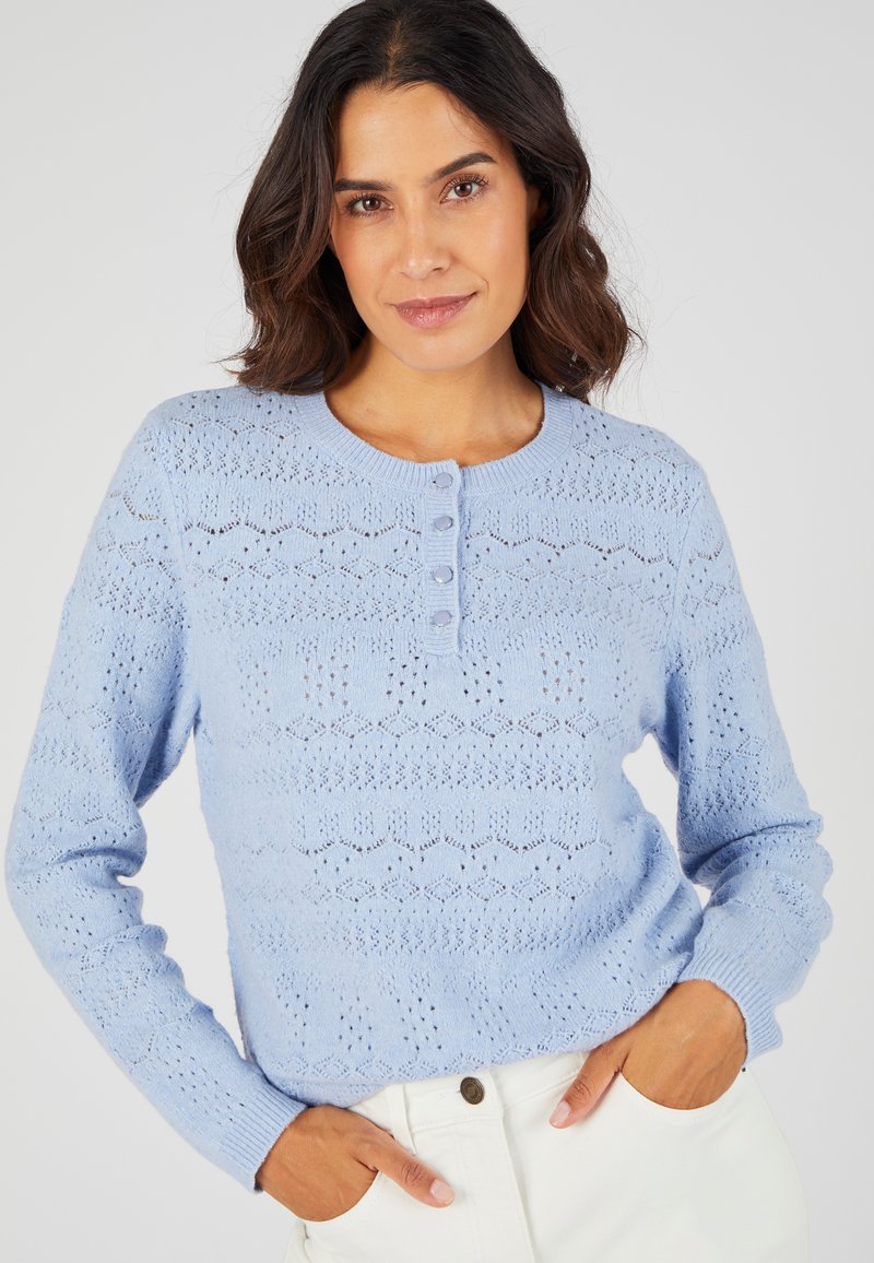 Pull en tricot bleu clair avec un motif texturé, col rond et quatre boutons sur le devant. Manches longues et poignet côtelé.