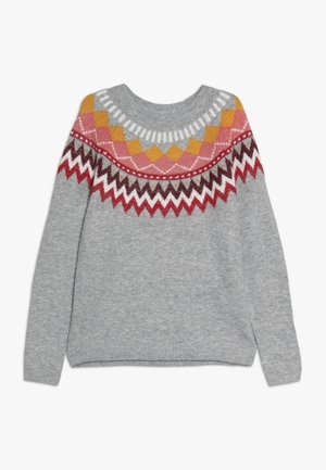 Maglione di lana grigio chiaro con motivi geometrici multicolori lavorati a maglia in giallo, rosa, rosso, bianco e marrone sul petto e sulle spalle.