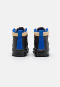 Czarne sneakersy za kostkę z niebieskimi i beżowymi akcentami, teksturowanym materiałem i pętelkami do łatwego zakładania. Gumowe podeszwy z bieżnikiem zapewniającym przyczepność.