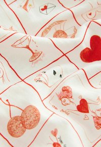 Biała tkanina z nadrukiem w różnych odcieniach czerwieni, zawierająca ilustracje serc, koktajli, wiśni oraz twarzy, otoczona czerwonymi liniami w wzór kratki.
