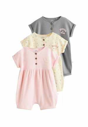 Tre tutine babydoll a coste: una rosa, una gialla con pois e una grigia. Ognuna presenta maniche corte e bottoni decorativi.