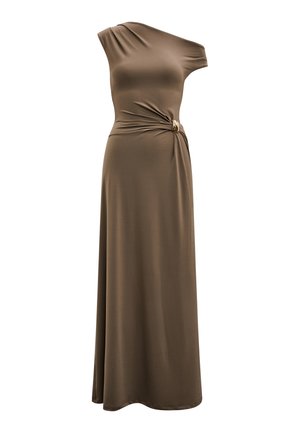 Καφέ μάξι φόρεμα με έναν ώμο, με λεπτομέρεια μαζεμένης μέσης και χρυσό δακτύλιο στη δεξιά πλευρά, ρέον ύφασμα και εφαρμοστό μπούστο.