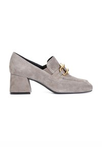 Mocasines de ante gris con tacón cuadrado que presentan un distintivo detalle de hebilla dorada, con puntera afilada y un acabado texturizado.