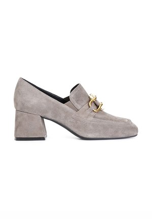 Mocassini con tacco a blocco in suede grigio, caratterizzati da un distintivo dettaglio a fibbia dorata, con punta affusolata e finitura testurizzata.