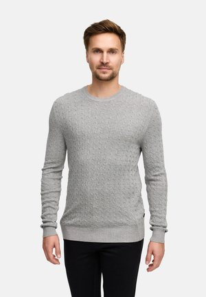 Maglione grigio chiaro a maglia cable con scollo rotondo e maniche lunghe, realizzato in morbido tessuto testurizzato con polsini e orlo a costine.