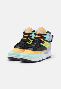 Vysoké tenisky vyráběné z černých, oranžových, mátově zelených a fialových syntetických materiálů, s texturovaným svrškem a polstrovaným límcem.