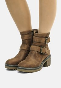 mtng TACÓN - Botines con plataforma - marron