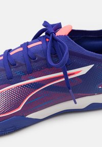 Puma ULTRA 5 MATCH IT - Chaussures de foot en salle - lapis lazuli/white/sunset glow