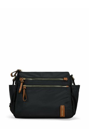 Bolso bandolera de nailon negro con dos bolsillos frontales con cremallera, detalles en cuero marrón, herrajes dorados y un bolsillo lateral. Diseño compacto.