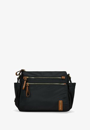 Bolso bandolera de nailon negro con dos bolsillos frontales con cremallera, detalles en cuero marrón, herrajes dorados y un bolsillo lateral. Diseño compacto.