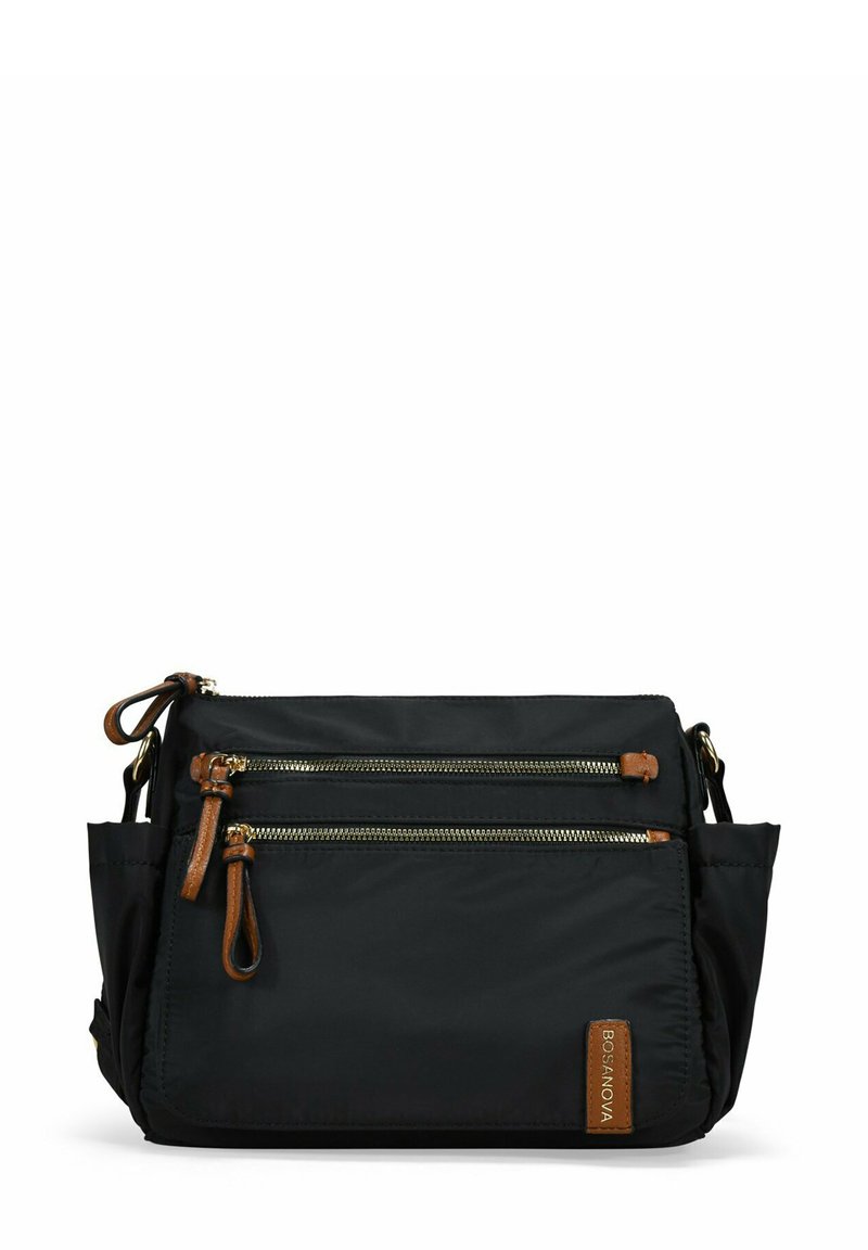 Bolso bandolera de nailon negro con dos bolsillos frontales con cremallera, detalles en cuero marrón, herrajes dorados y un bolsillo lateral. Diseño compacto.