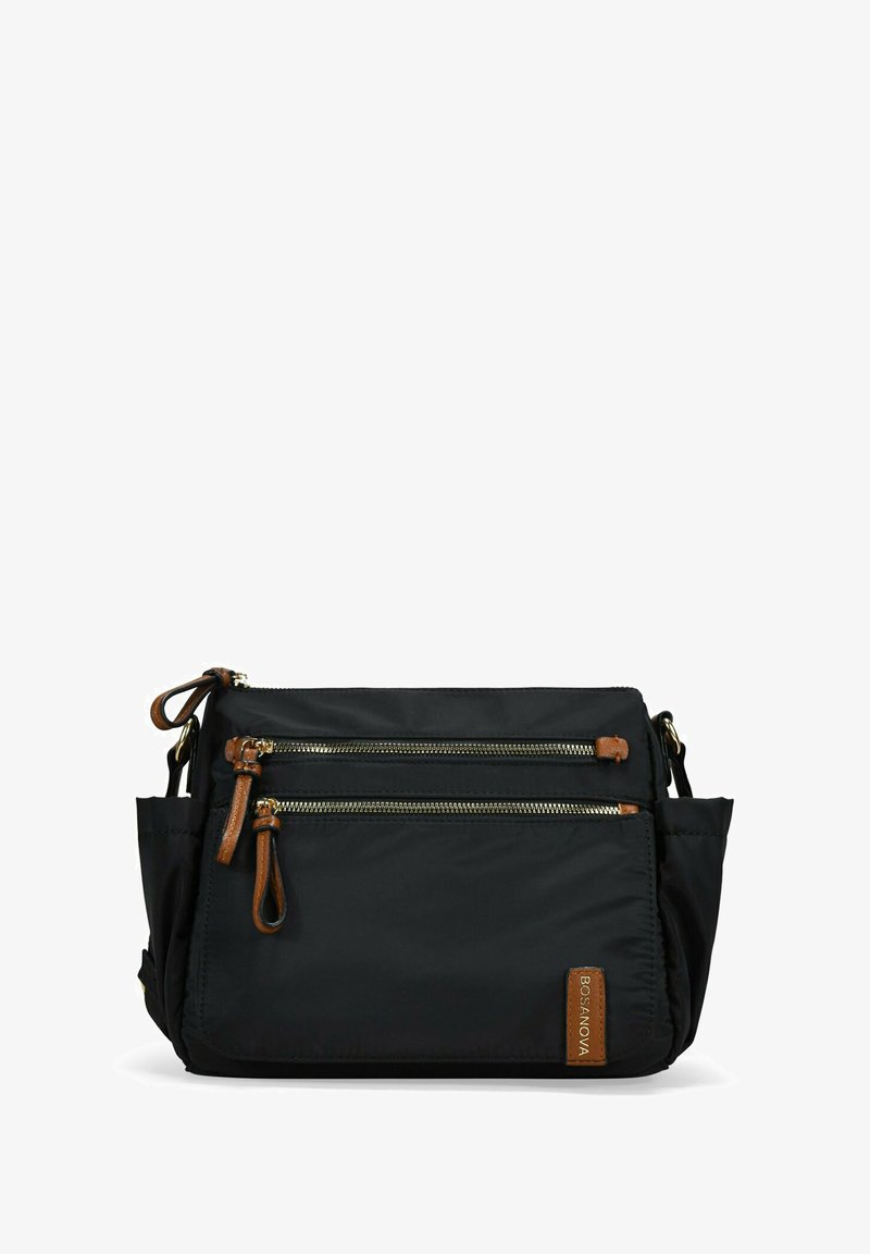 Bolso bandolera de nailon negro con dos bolsillos frontales con cremallera, detalles en cuero marrón, herrajes dorados y un bolsillo lateral. Diseño compacto.