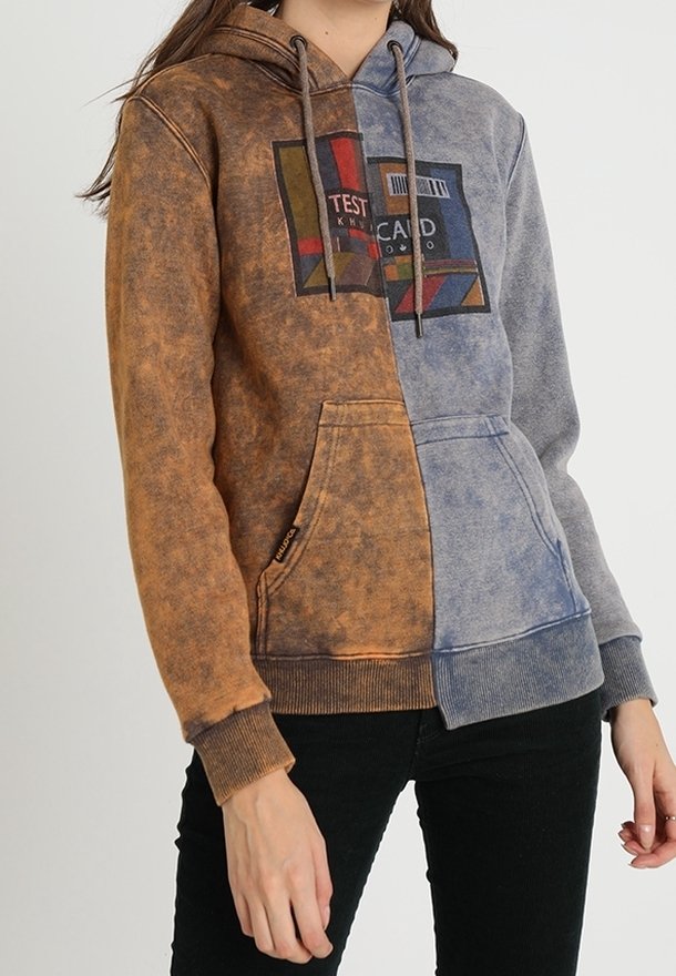 Kapuzensweatshirt mit geteilter Gestaltung in Braun und Blau, strukturiertem Stoff, Vordertasche und Grafikdruck mit der Aufschrift "TEST CARD."