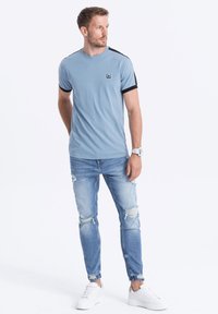 Ombre WITH CONTRASTING - Jednoduché tričko - blue