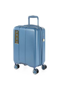 Maleta rígida azul con un acabado texturizado, logo dorado de DKNY, dos cremalleras y cuatro ruedas negras para una fácil movilidad. Mango retráctil.