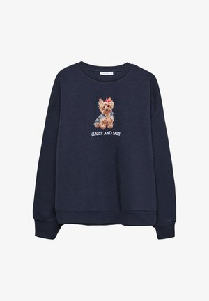 Sweatshirt bleu marine présentant un Yorkshire Terrier brodé avec un nœud rouge et le texte "CLASSY AND SASSY" en dessous du graphique. Texture douce.