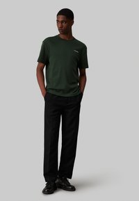Calvin Klein MICRO LOGO - T-shirt basic - midnight forest