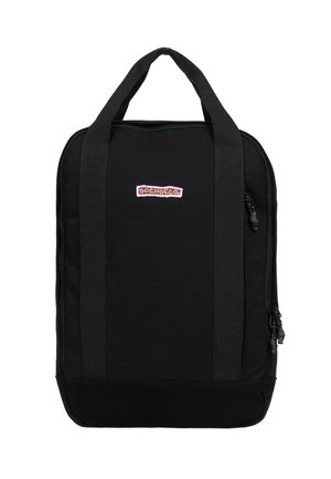 Sac fourre-tout noir avec deux poignées épaisses, forme rectangulaire, poche avant zippée et petit écusson logo DC Shoes au centre devant.