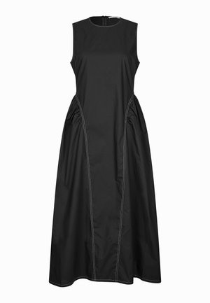 Robe midi noire sans manches avec encolure ronde, corsage ajusté, fronces latérales et détails de surpiqûres blanches visibles sur toute la surface.