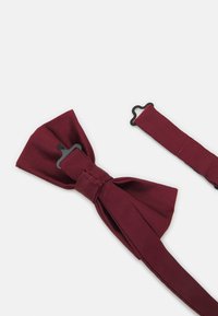 Burgundy Fliege aus glattem Stoff mit einer Schmetterlingsform und befestigter Schlaufe zur Anpassung; inklusive passendem Träger.
