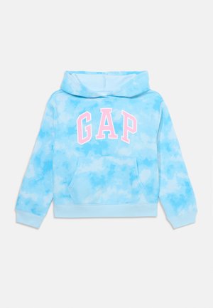 Svetlo modra tie-dye kapuca z sprednjim žepom, ki ima na prsih poudarjen roza logo "GAP" in kapuco na vrvico. Mehka tekstura tkanine.