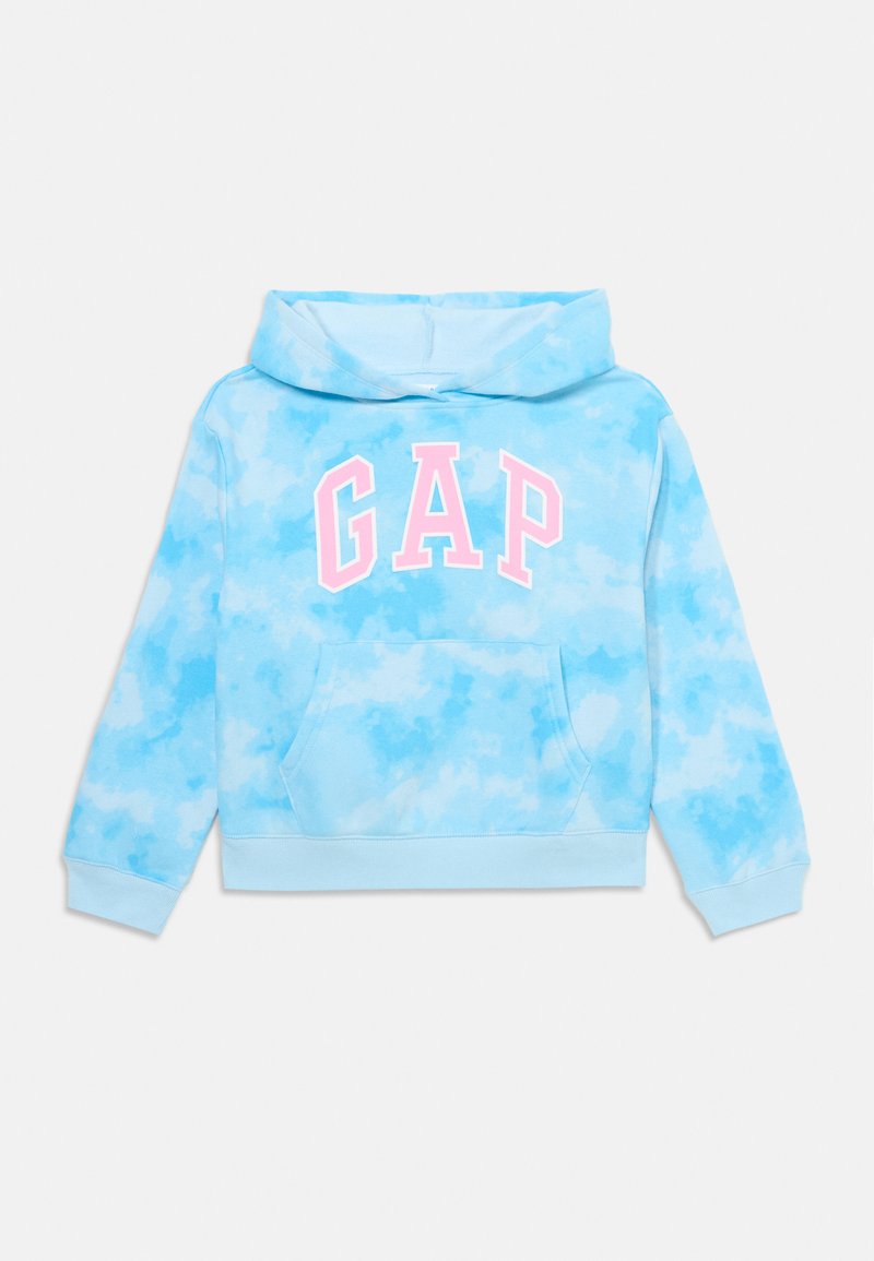 Hoodie em tie-dye azul claro com um bolso frontal, apresentando um ousado logótipo rosa "GAP" no peito e uma capuz com cordão. Textura de tecido suave.