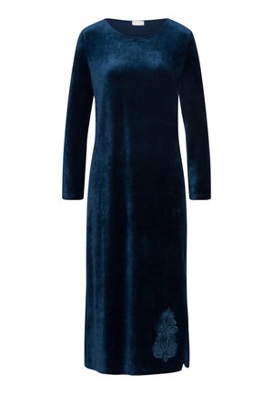 Vestido de terciopelo navy con mangas largas, escote redondo y una abertura lateral. Presenta un diseño floral bordado en la parte inferior izquierda. Textura suave.