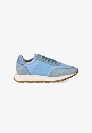 Hellblaue Wildleder- und Nylon-Sneaker mit runder Zehenpartie, grauen Akzenten und blauen Schnürsenkeln. Mit einer weißen Zwischensohle und einer strukturierten braunen Gummisohle.