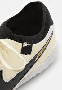 Nike Performance TIEMPO LEGEND 10 PRO TF - Ghete de fotbal pentru gazon sintetic - lemonade/black/metallic gold coin