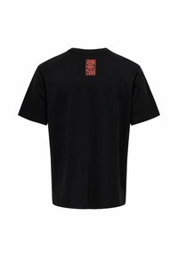 Camiseta negra de manga corta con un diseño gráfico rojo en forma rectangular en la parte superior de la espalda. Fabricada con un tejido suave y texturizado.