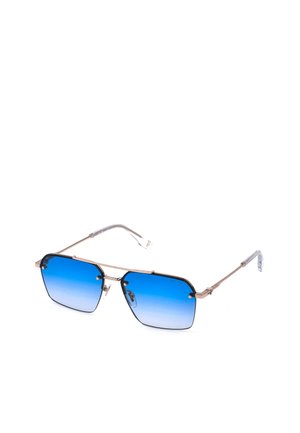 Gafas de sol elegantes con lentes geométricos de degradado azul y montura metálica dorada delgada, almohadillas nasales transparentes y extremos de varillas transparentes.