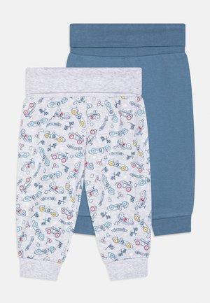 Due paia di pantaloni per bambini; uno blu tinta unita e uno grigio chiaro con motivi colorati di auto vintage e bandiere a scacchi.