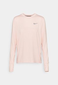Helles rosafarbenes langärmliges Sportshirt mit Rundhalsausschnitt und kleinem grauen Nike-Swoosh-Logo auf der linken Brust.