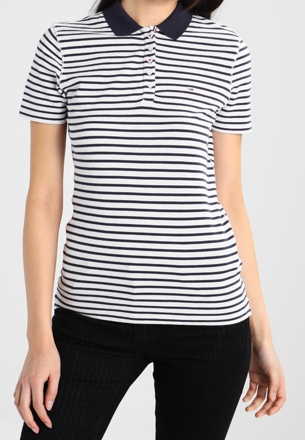 Polo shirt rayé en blanc et bleu marine avec col, boutons et manches courtes. Le tissu semble lisse et ajusté.