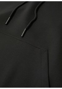 Sudadera negra con una textura suave, que presenta un bolsillo tipo canguro y cordones ajustables con puntas de plástico negro.