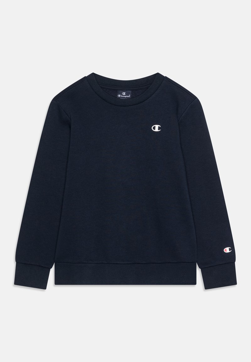 Granatowy sweter z miękkiego materiału, z okrągłym dekoltem, długimi rękawami, ściągaczami na mankietach oraz małym haftowanym logo na piersi.