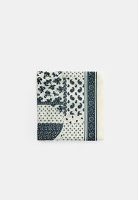 Bomulds tørklæde med en blanding af blomster-, paisley- og geometriske mønstre i marineblå på en hvid baggrund, foldet til fremvisning.