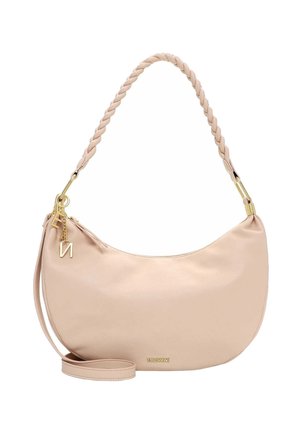 Sac à main beige en forme de croissant avec bandoulière tressée, fermeture éclair dorée, breloques décoratives en lettres dorées et petite plaque de marque dorée.