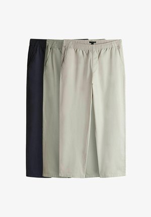 Trys kelnės su elastinga juosmens juosta, tamsiai mėlynos, šviesiai pilkos ir alyvuogių žalios spalvų, su šoninėmis kišenėmis ir lygiu audinio paviršiumi.