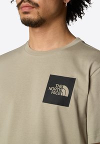 The North Face M SS FINE TEE - Camiseta estampada - clay grey