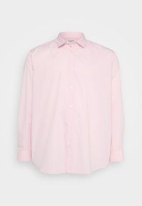 Camisa de manga larga rosa claro hecha de algodón. Presenta un collar clásico, cierre frontal con botones y puños abotonados. Textura suave.