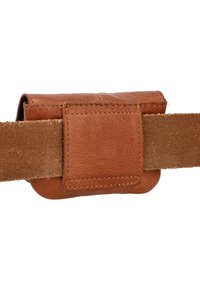 Borsa in pelle marrone con una tracolla in suede, caratterizzata da bordi cuciti e una forma arrotondata, progettata per essere attaccata a una cintura o simile.
