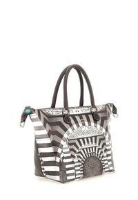 Sac cabas à motifs noir et blanc avec des dessins géométriques, des surfaces texturées, deux poignées et un accent turquoise sur un côté.