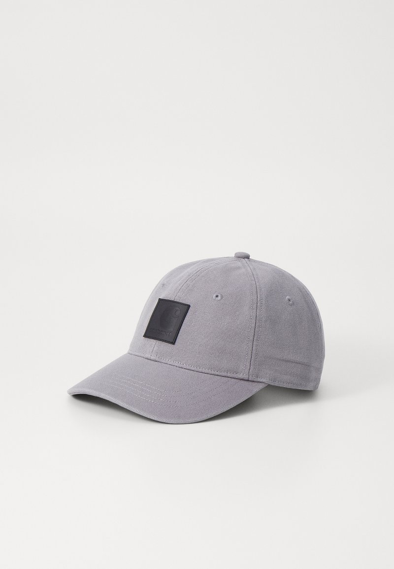 Graue Baumwoll-Baseballkappe mit gebogenem Schirm und einem strukturierten schwarzen quadratischen Patch auf der Vorderseite. Verfügt über sechs Belüftungslöcher und Nähakzente.